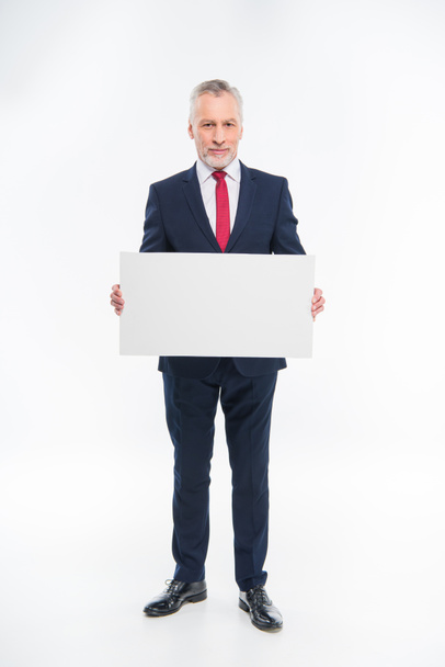 Businessman holding blank card - Foto, afbeelding