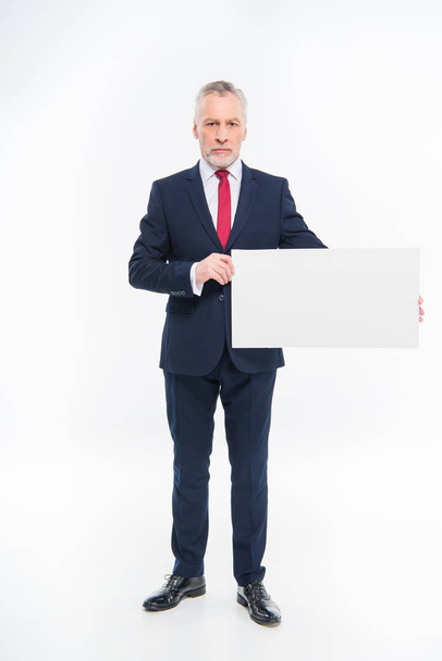 Businessman holding blank card - Foto, imagen