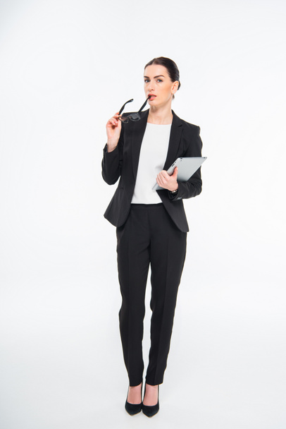 Businesswoman holding digital tablet - Zdjęcie, obraz