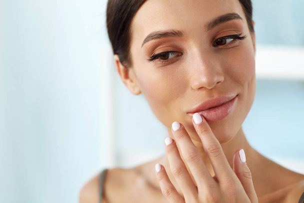 Lips Skin Care. Woman With Beauty Face Applying Lip Balm On - Foto, Imagen