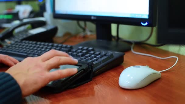 Ο άνθρωπος τα χέρια πληκτρολόγηση σε ένα πληκτρολόγιο lap-top - Πλάνα, βίντεο