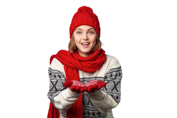 Winterfrau hält geöffnete Handflächen vor sich - Foto, Bild