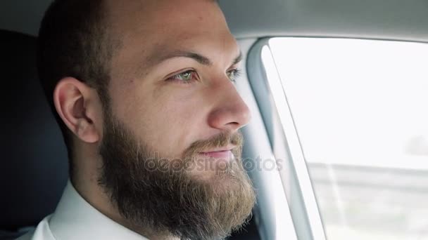 happy business man driving car during day - Filmagem, Vídeo