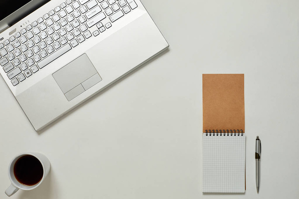 Kreativní kancelář Bright tabulka s notebookem - Fotografie, Obrázek