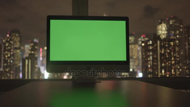 computer coperto da schermo verde in ufficio
  - Filmati, video