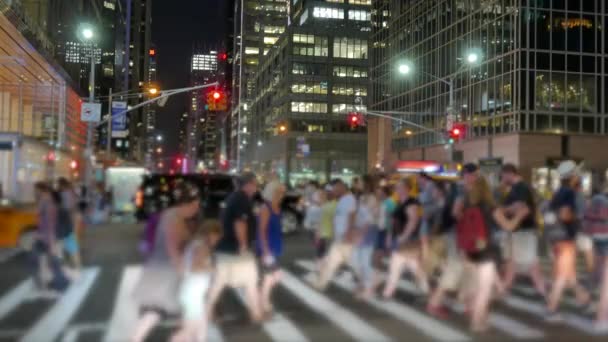άνθρωποι που διασχίζουν δρόμο  - Πλάνα, βίντεο