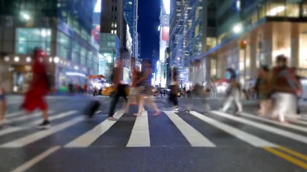 Ludzie przechodzący przez ulicę  - Materiał filmowy, wideo