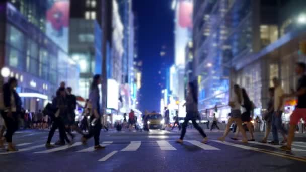 Menschen überqueren Straße  - Filmmaterial, Video