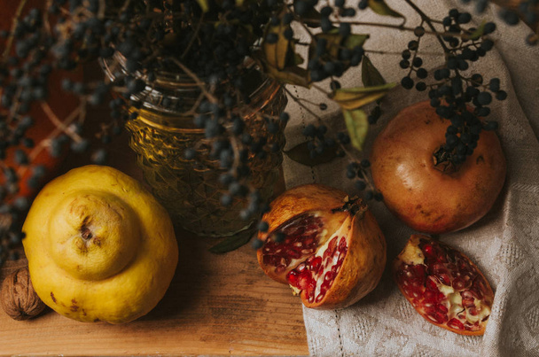 Vintage pomegranate and quince still life - Foto, Imagen
