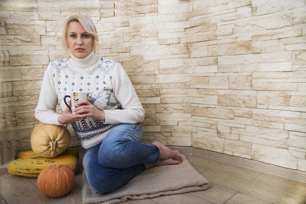 blonde woman in  sweater - Foto, afbeelding