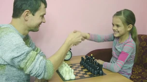 Paus verklaart een betere dochter om een verhuizing in het schaakspel - Video
