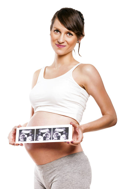 Donna incinta in attesa di neonato e tenendo gli ultrasuoni
 - Foto, immagini