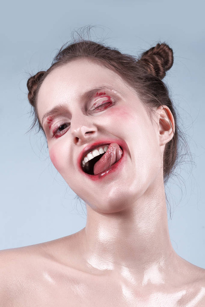 Κορίτσι με υγρό make-up που παρουσιάζουν συναισθηματικά σε μπλε φόντο - Φωτογραφία, εικόνα