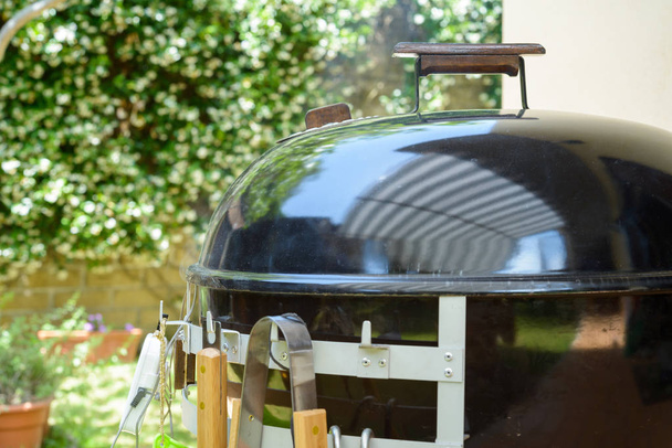 Barbecue noir fermé
 - Photo, image