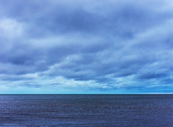 bewolkte dag aan zee - Foto, afbeelding