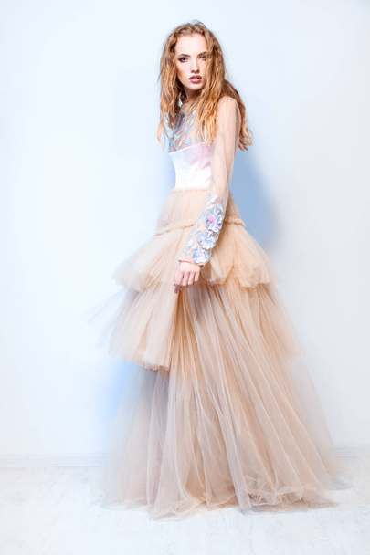 Piękna dziewczyna kręcone w modnej sukni pozowanie w studio - Zdjęcie, obraz