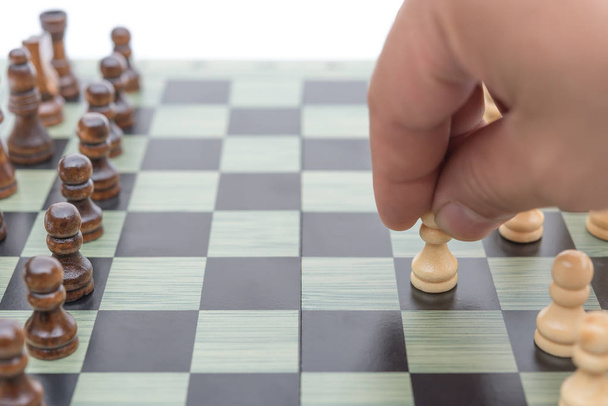 peão branco de xadrez avançando
 - Foto, Imagem
