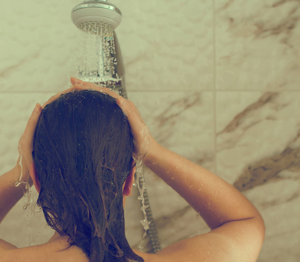 Žena se sprchu. Pohled zezadu. Místo pro text. - Fotografie, Obrázek