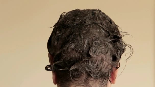 ältere Frau färbt sich zu Hause die Haare - Filmmaterial, Video