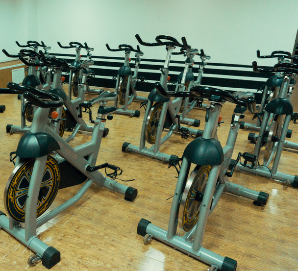 Aerobic, spinning kerékpárok tornaterem szoba, sok, egymás után gyakorolni - Fotó, kép
