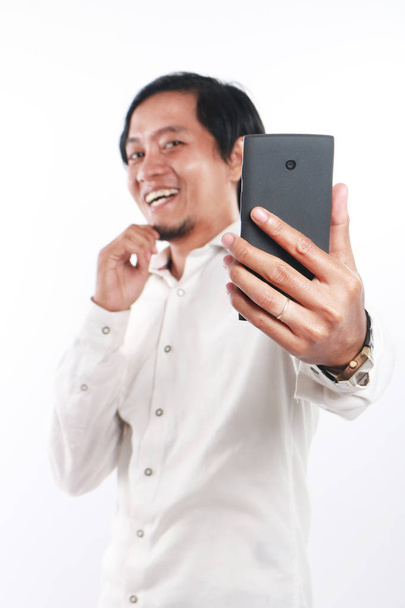 Happy Young Asian Businessman Taking Selfie Photo - Φωτογραφία, εικόνα