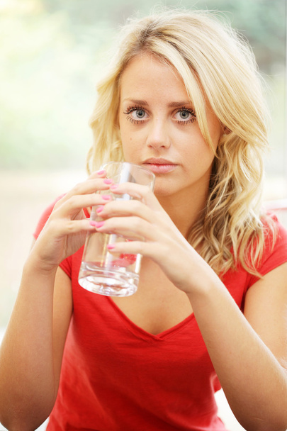 tienermeisje drinken van een glas water - Foto, afbeelding