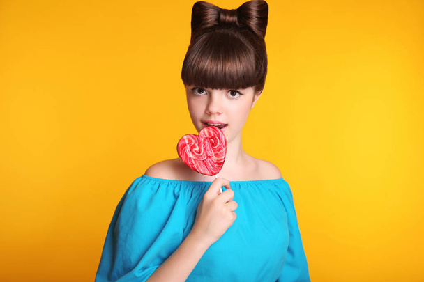 Lollypop. Beauty fashion teen girl with colourful eating colourf - Φωτογραφία, εικόνα