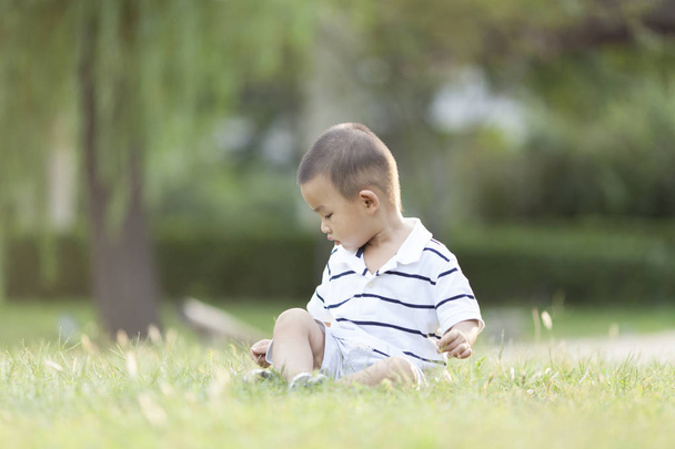 Щасливий китайський хлопчик грає на луг - Фото, зображення