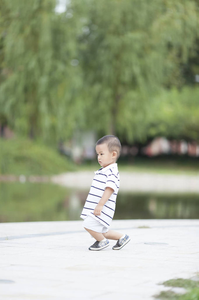 Щасливі китайського хлопчика грати в парку - Фото, зображення