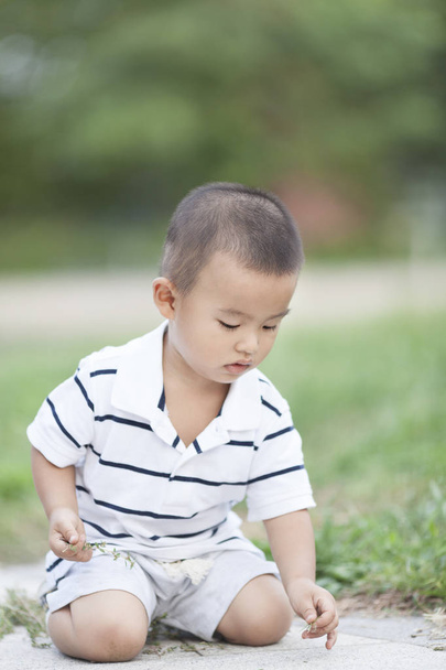 Bir parkta oynarken mutlu Çinli bebek çocuk - Fotoğraf, Görsel