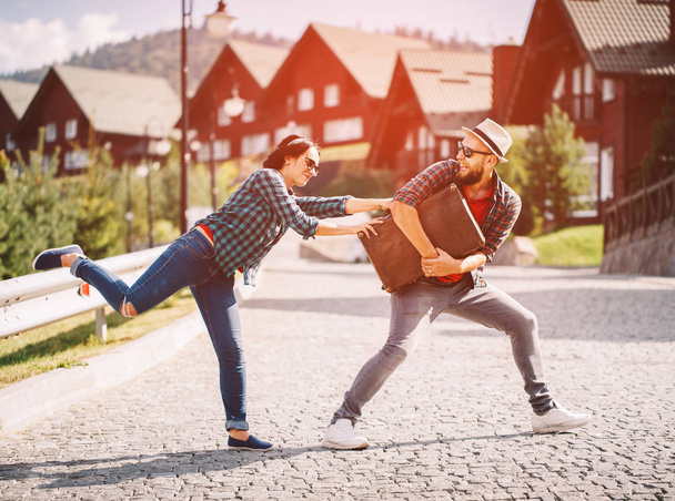 casal amoroso lutando pela mala na rua
. - Foto, Imagem