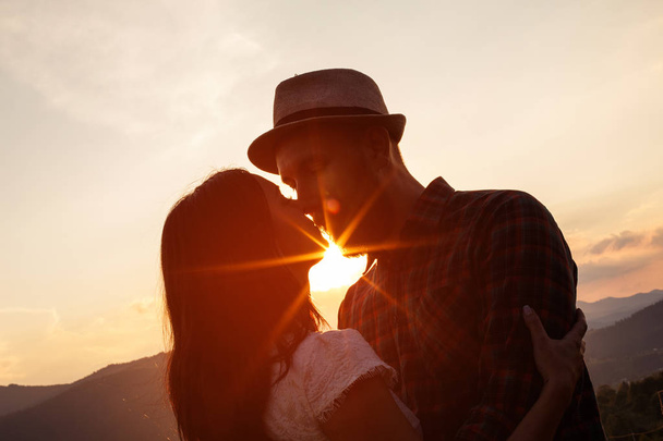 História de amor. silhuetas de casal no pôr do sol.s
 - Foto, Imagem