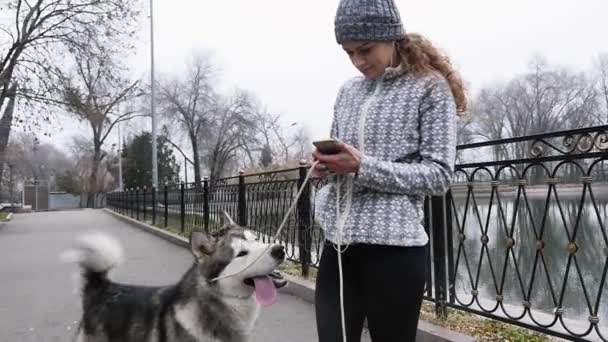 Footage of young girl running with her dog, alaskan malamute - Filmmaterial, Video