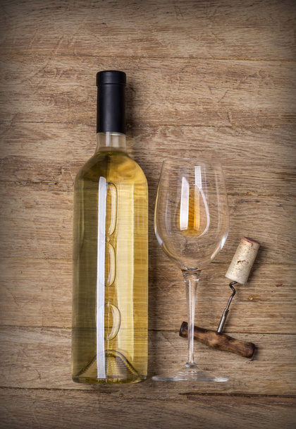 Bottiglia di vino con bicchiere e cavatappi
 - Foto, immagini