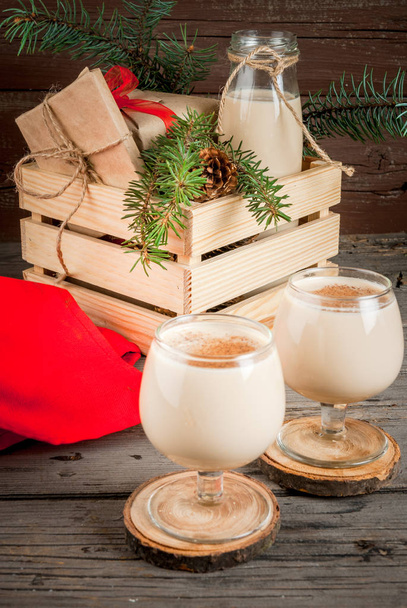 Traditional Christmas cocktail - Irish Cream, Cola de mono - Foto, afbeelding
