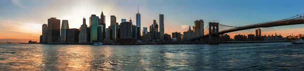 Panorama de Manhattan Skyline durante o pôr do sol
 - Foto, Imagem