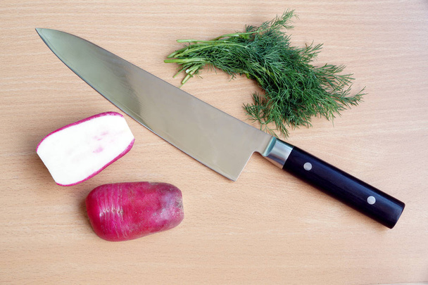 Couteau cuisinier universel avec une grande lame
 - Photo, image