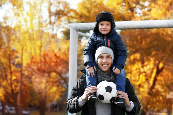 Father and son with ball - Foto, afbeelding
