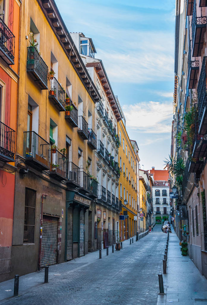 Single lane alley street in the City of Madrid, Spain.  - Φωτογραφία, εικόνα