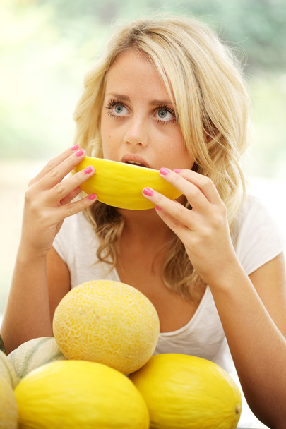 Adolescente chica comiendo melón
 - Foto, imagen