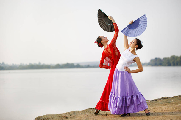 Γυναικεία Ισπανία χορευτές φλαμένκο σε ένα μακρύ φόρεμα - Φωτογραφία, εικόνα