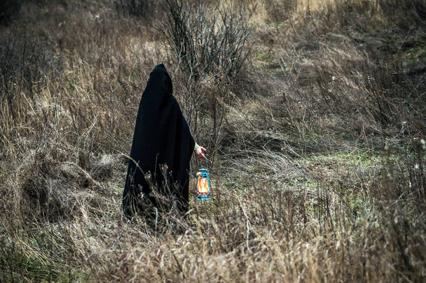 Мрачная фотография женщины в черных одеждах
 - Фото, изображение