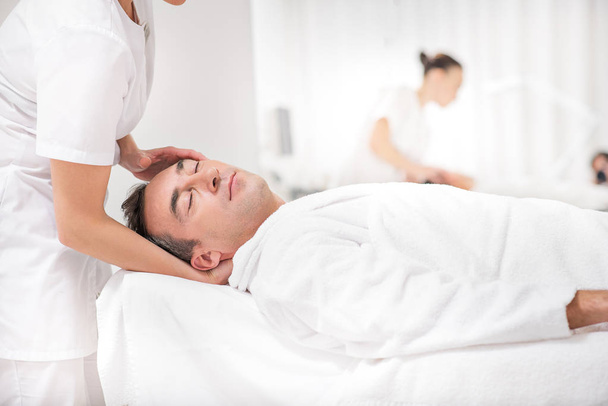 Umiejętne masażystka masuje męskiej głowy - Zdjęcie, obraz