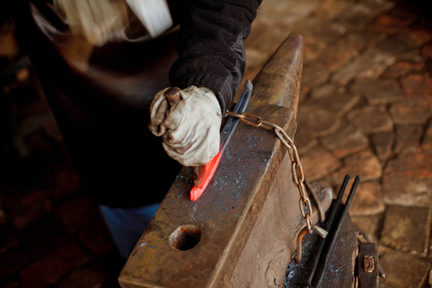 Le forgeron forge manuellement le métal fondu
 - Photo, image