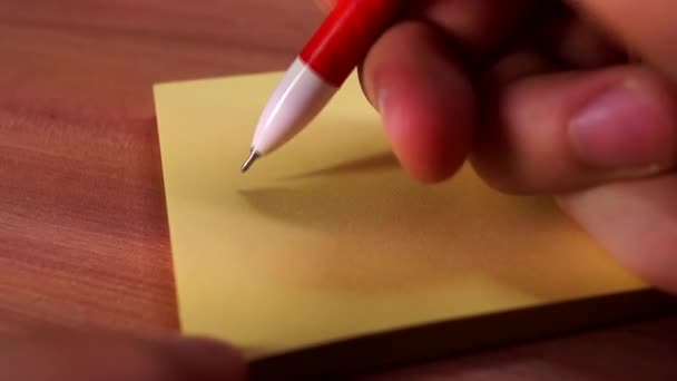 een Hand probeert te schrijven op een vel van een Paper. - Video