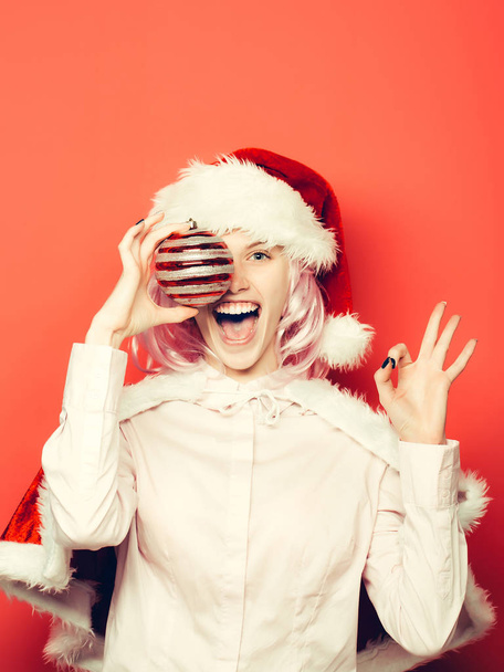 Excited girl with Christmas bauble - Foto, Bild