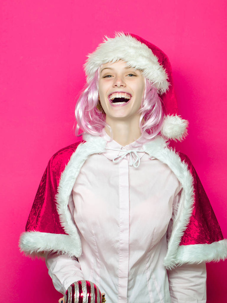Excited girl with Christmas bauble - Zdjęcie, obraz