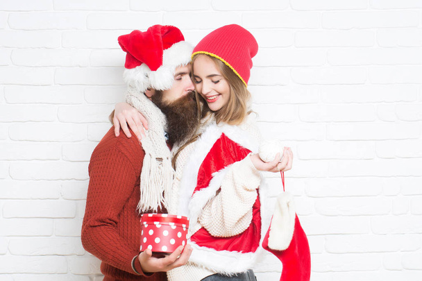 Giovane amorevole coppia di Natale
 - Foto, immagini