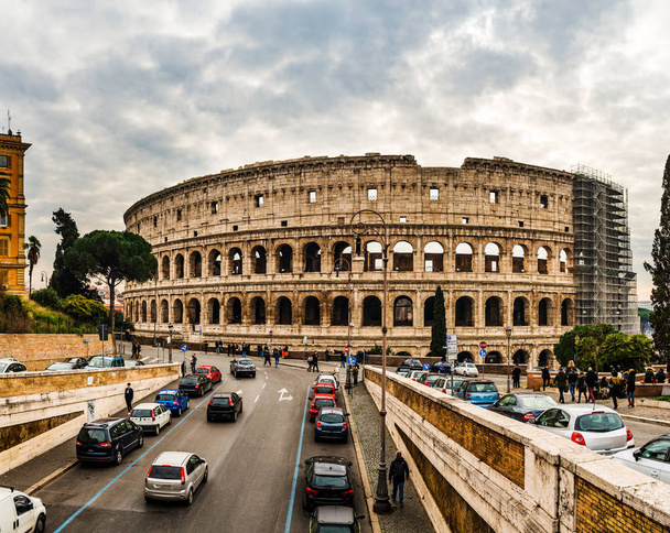 Coliseo o Anfiteatro Flavio en Roma, Italia
 - Foto, Imagen