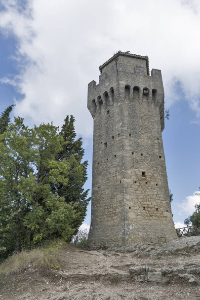 Montale tower in San Marino. - Foto, imagen